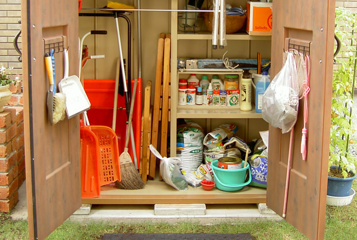 カー用品やガーデニング用品などの外で使うものは、室内で保管するよりも、外にあるとすぐに取り出すことができ、作業しやすくなります。 《ガーデンリフォーム工事写真集》-金田様邸-06