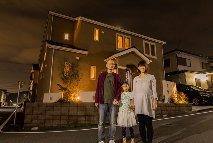 美しい光に照らされたエクステリアをバックに記念撮影。大変満足できるお庭が完成しました。