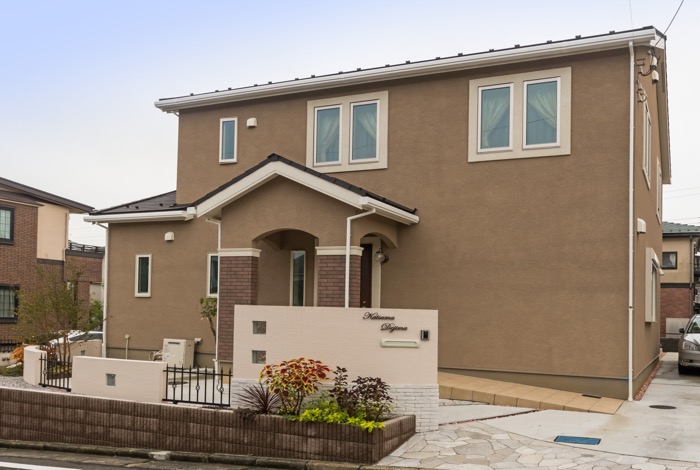 ファサードの見どころは玄関をカバーするように造作したデザインウォールとタイル製のスロープです。