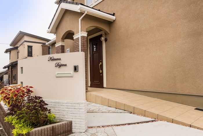 二世帯住宅では必須になりつつあるスロープ。今回は穏やかな色調のタイルで造作しました。タイルは雨の際でも滑らないよう、ノンスリップ効果のあるタイルを選んでいます。幅もしっかりと確保してあるので車椅子の取り回しもしやすくなっており、バリアフリーがきちんと考えられたファサードになりました。