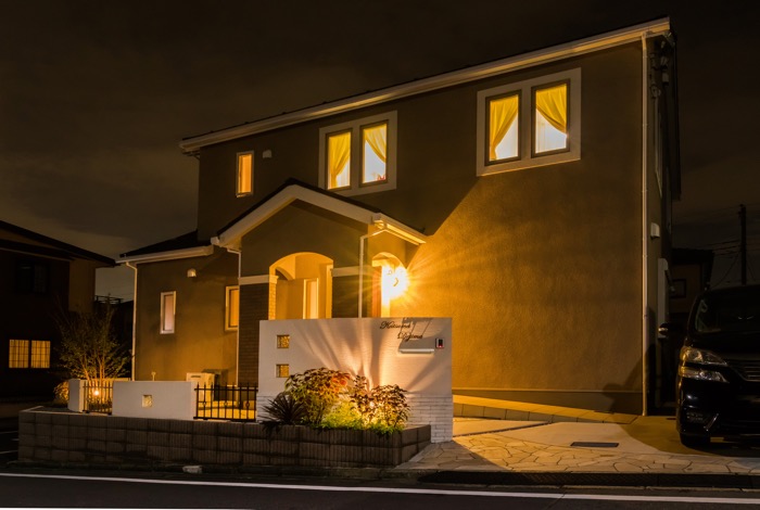 玄関の前の土留を兼ねた化粧ブロック。その内部に植栽と一緒にセットされたガーデンライトのお陰で、夜の門まわりはナチュラルモダンな雰囲気が漂っています。